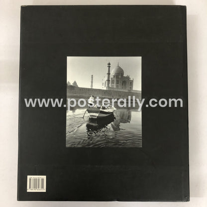 The World on a Canvas : A Visual Voyage by Paresh Maity